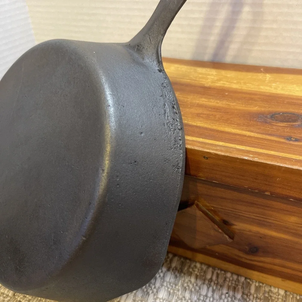 Vintage Unmarked Wagner #5 minor pitting mold shift on outside Recently Seasoned
